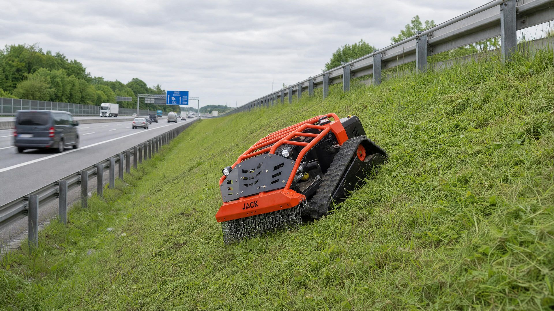 Jack Mulcher auf Steilhang neben Autobahn