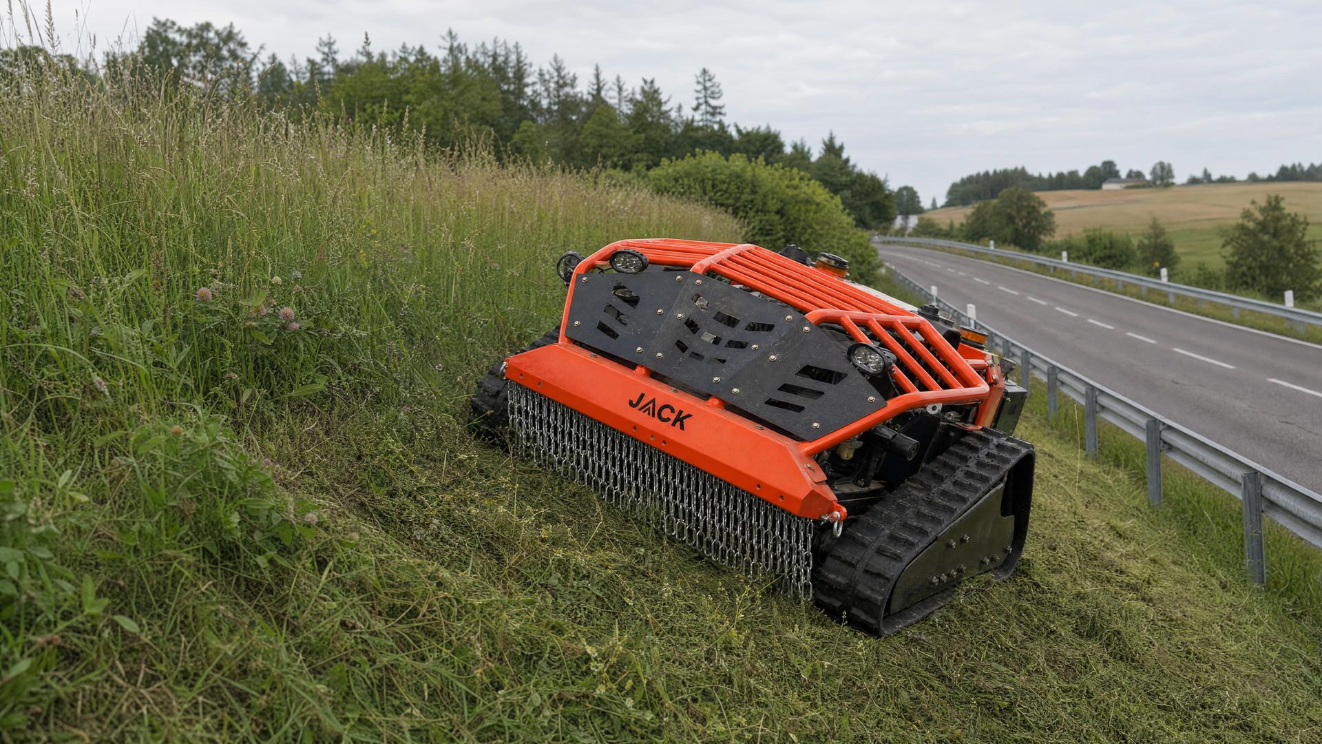 JACK Mulcher auf Steilhang neben Straße