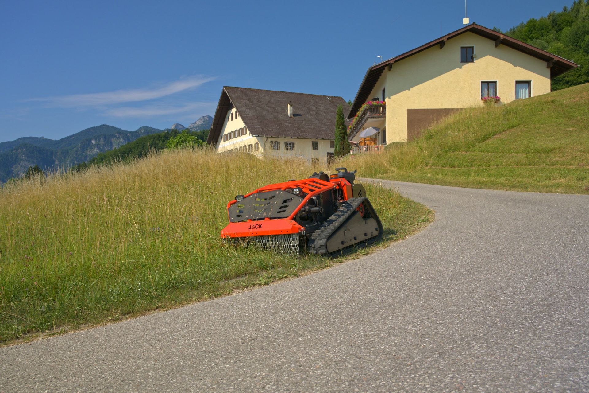 JACK Mulcher auf Wiese neben Pension am Attersee