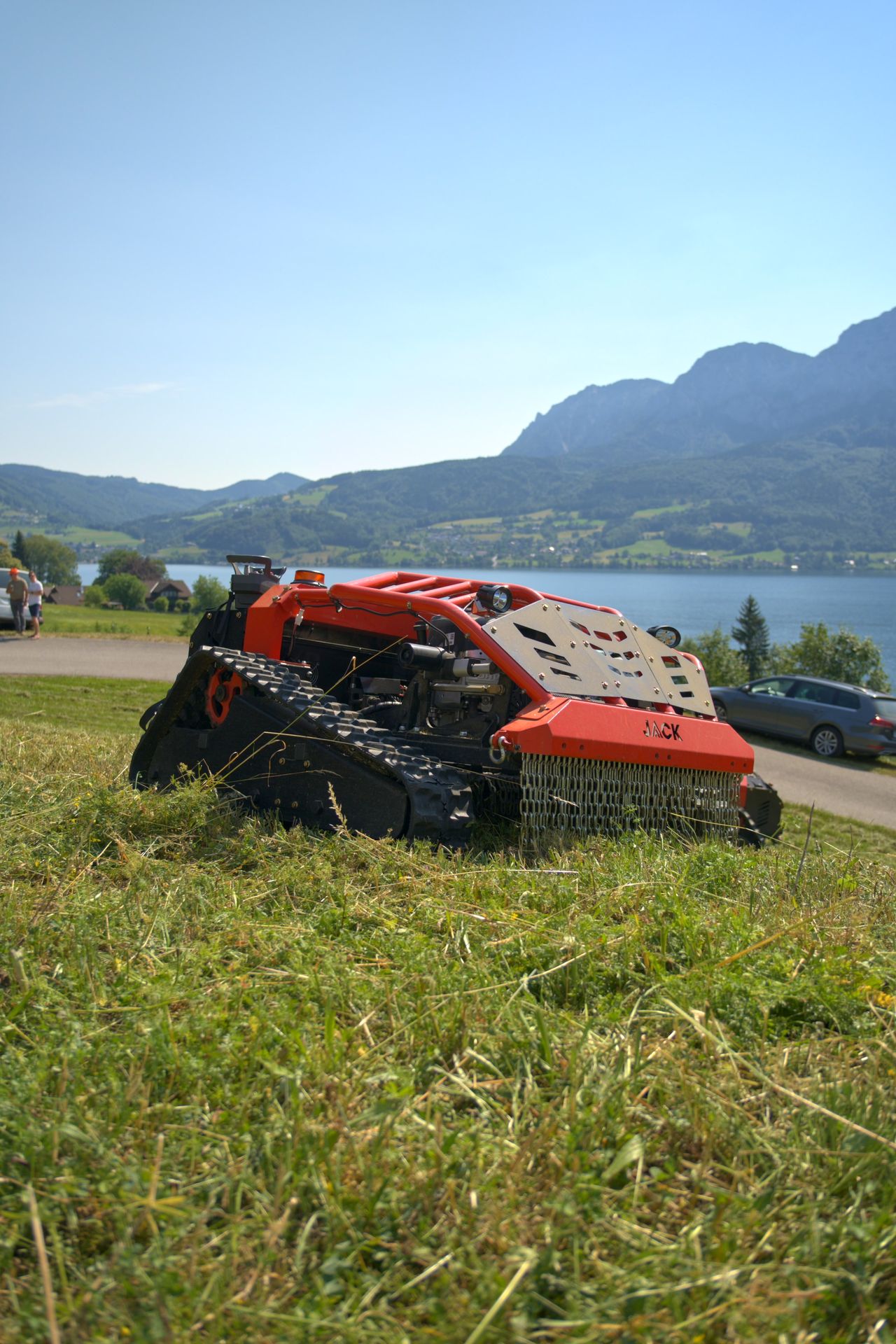 JACK Mulcher Mähraupe auf Wiese im Einsatz