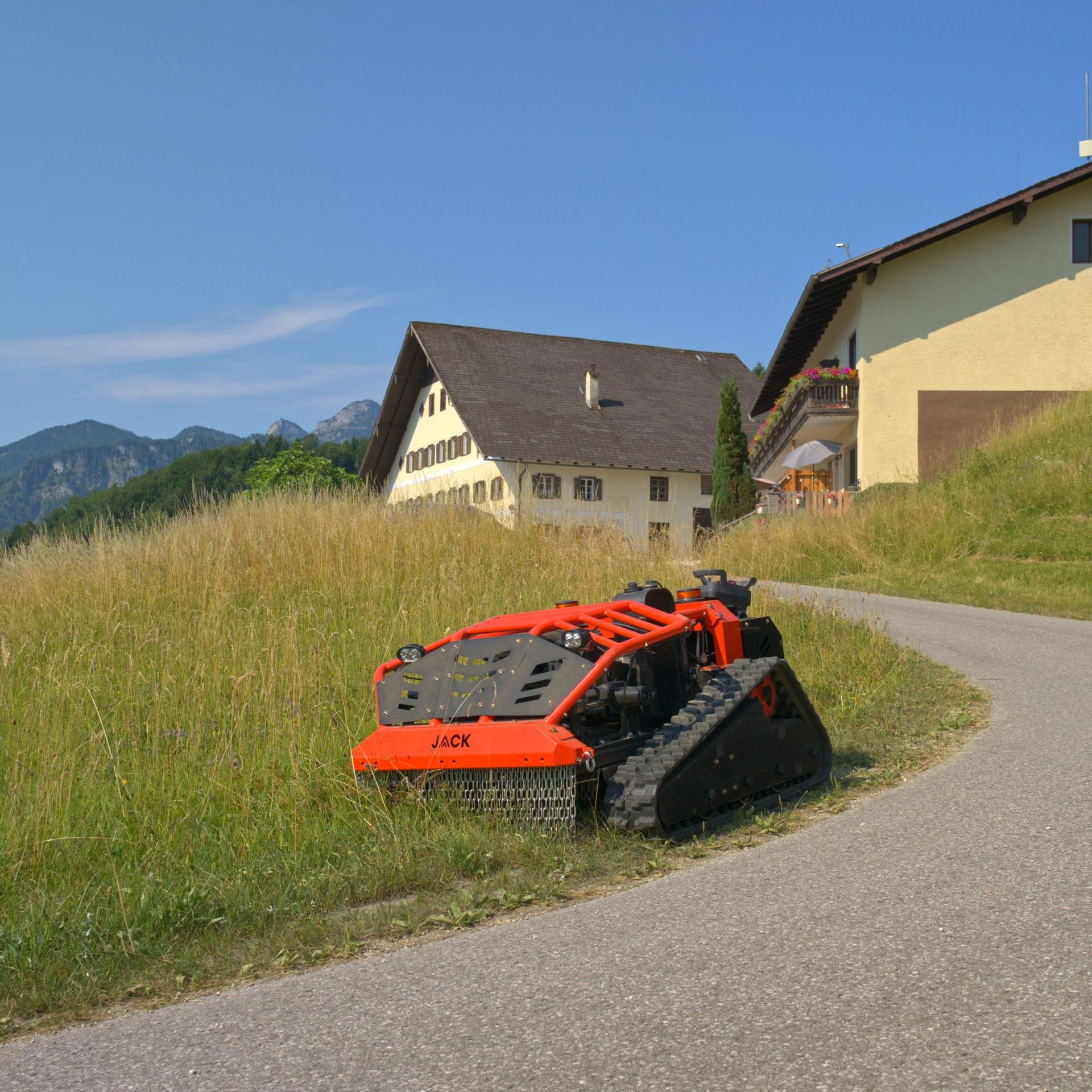 JACK Mulcher auf WIese bereit für den Einsatz