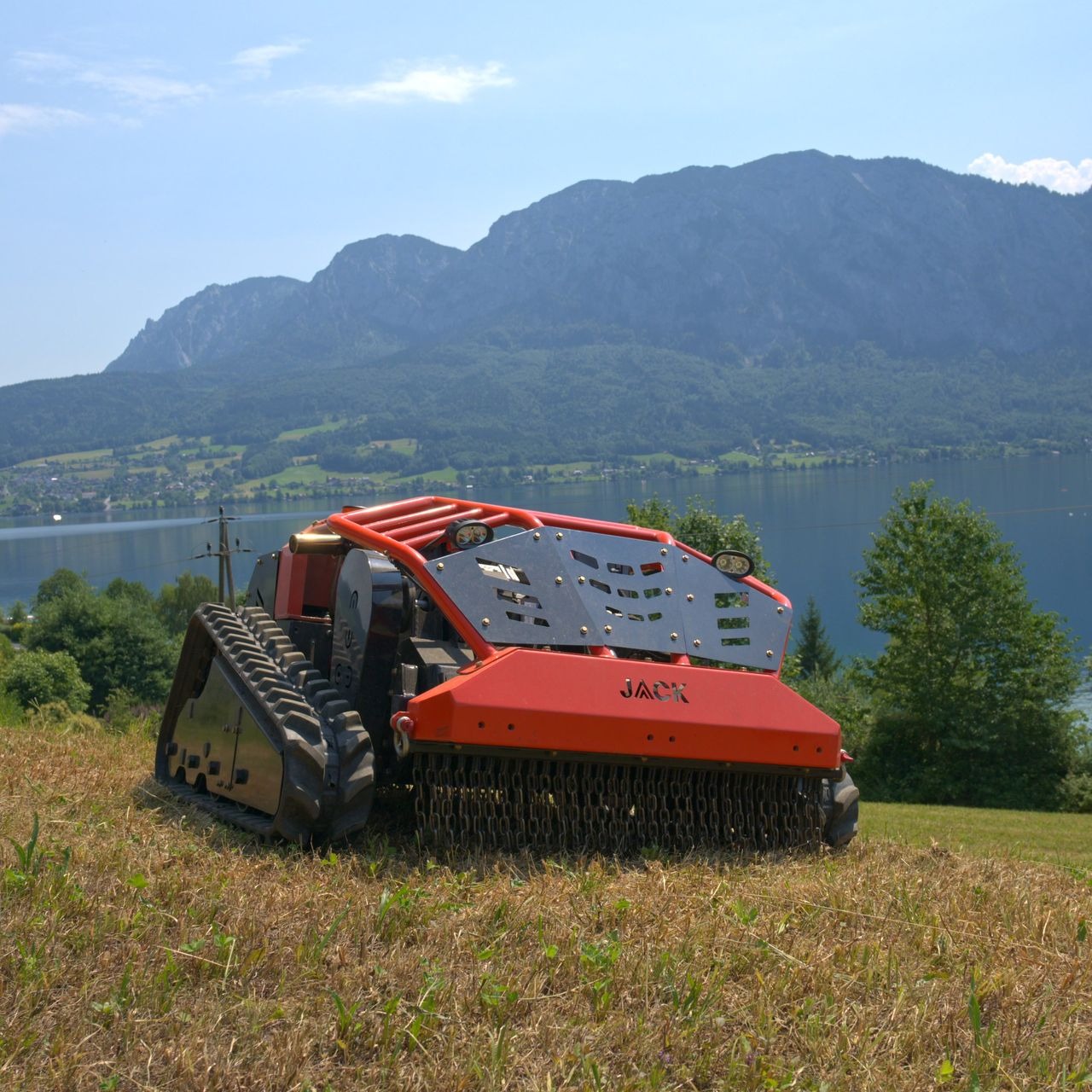 JACK Schlegel Y-Messer vor Attersee im Einsatz auf Wiese