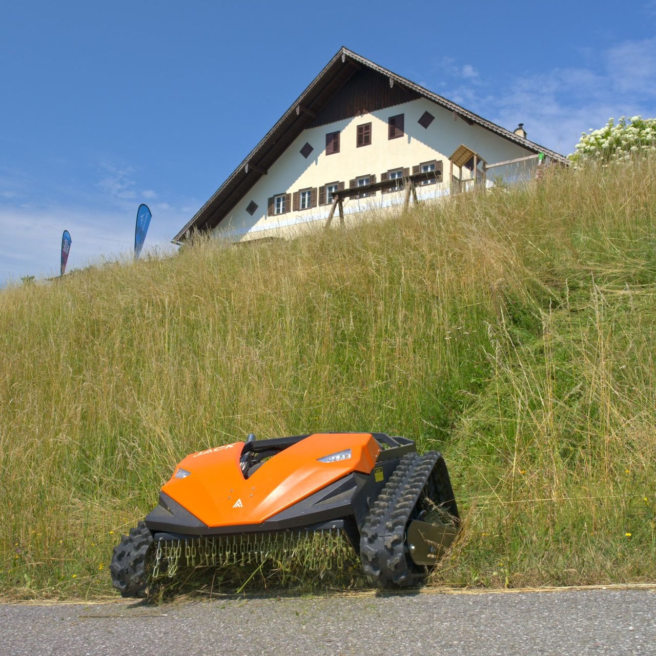 JACK Mini Mulcher im hohen Gras