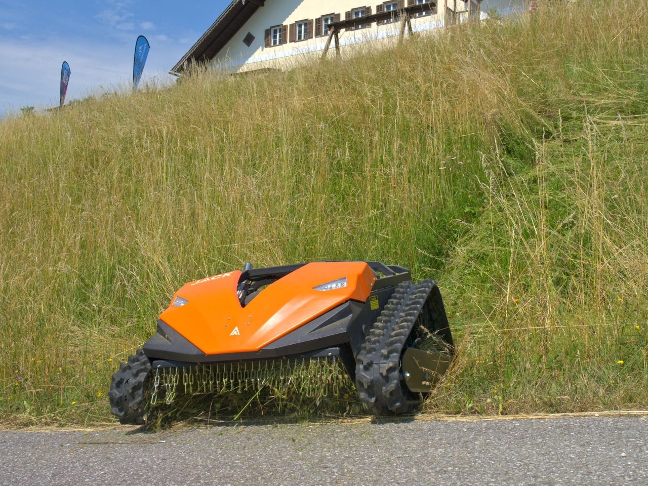 JACK Mini Mulcher im hohen Gras