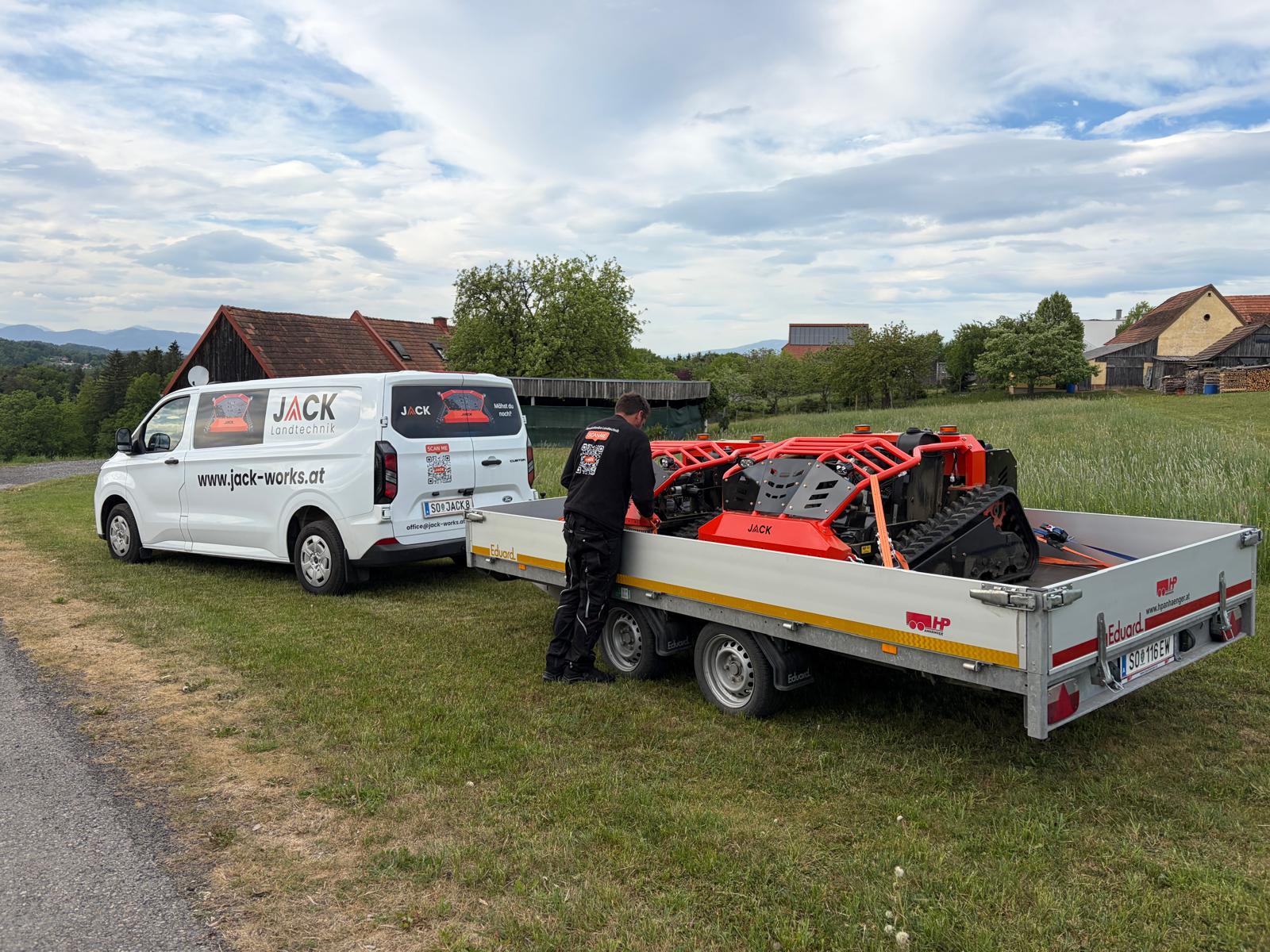 JACK Schlegel und Mulcher aufgeladen auf dem Anhänger für Mähservice